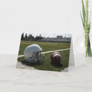 Tarjeta Fútbol y casco de fútbol americano en campo de