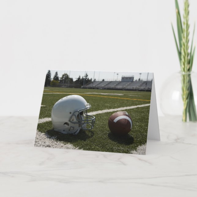 Tarjeta Fútbol y casco de fútbol americano en campo de (Anverso)