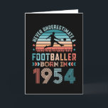 Tarjeta Futbolista nacido en 1954 Regalo de cumpleaños 70<br><div class="desc">Nunca subestimes a un futbolista nacido en 1954. Regalo de cumpleaños 70 ideal para un jugador de fútbol de 70 años que ama el fútbol y los deportes. Presencia retro para hombres,  mujeres,  tu padre en el Día del Padre.</div>