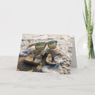 Tarjeta Gafas de sol de cumpleaños y sandalias en la ola d