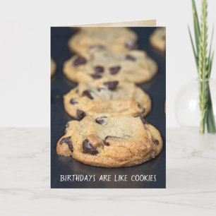 Tarjeta galletas de chocolate en bandeja de horno