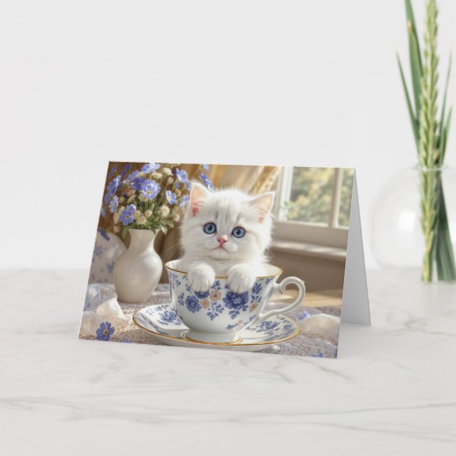 Tarjeta Gatito blanco de cumpleaños en una taza de té (Anverso)