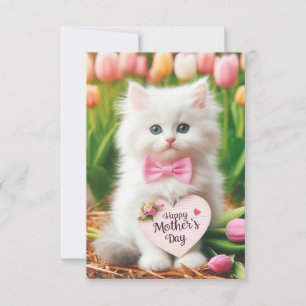 Tarjeta Gatito blanco esponjoso en campo de tulipanes Día
