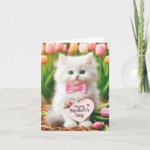 Tarjeta Gatito blanco esponjoso en el campo de los tulipan