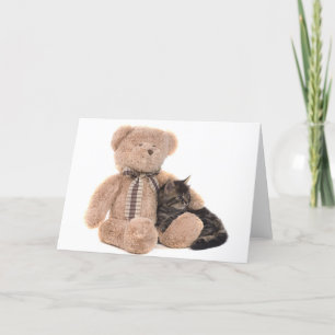 Tarjeta gatito en los brazos de un oso de peluche
