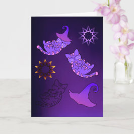 Tarjeta Gatitos morados con Gorras de brujas y estrellas