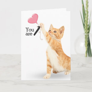 Tarjeta Gato atigrado en su primer cumpleaños con globo co