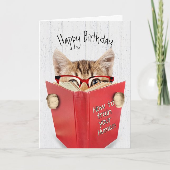 Tarjeta Gato con gafas y libro rojo sobre madera (Anverso)