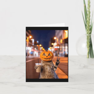 Tarjeta Gato de Halloween salvaje bebiendo café con hielo
