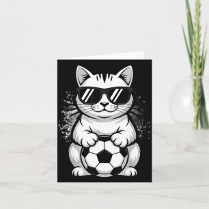 Tarjeta Gato divertido con gafas de sol jugando fútbol