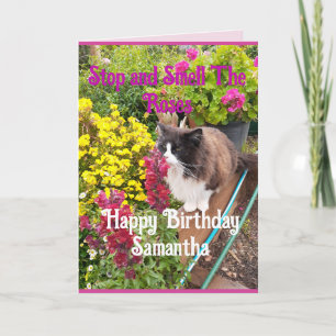 Tarjeta Gato esmoquin olfateando flores divertido cumpleañ