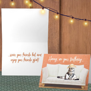 Tarjeta Gato gracioso vistiendo a un Gorra en un sofá Cump