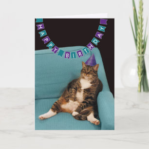 Tarjeta Gato graso gracioso en Gorra morado feliz cumpleañ