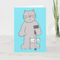 Gato gris en la muleta, recuperación de la cirugía