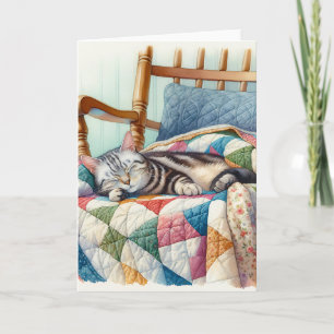 Tarjeta Gato grisáceo dulce durmiendo en un montón