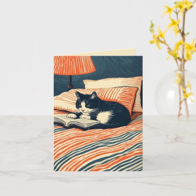 Tarjeta gato leyendo en la cama (flor amarilla)