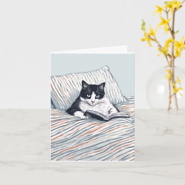 Tarjeta gato leyendo en la cama (flor amarilla)