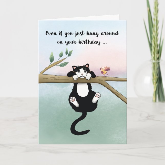 Tarjeta Gato lindo de cumpleaños colgando con pájaro (Anverso)