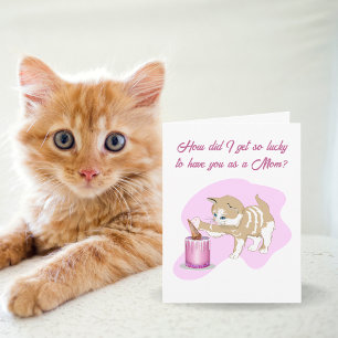 Tarjeta Gato lindo nadando en el pastel del día de la madr