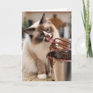 Tarjeta Gato Ragdoll de cumpleaños lamiendo batidor de mez