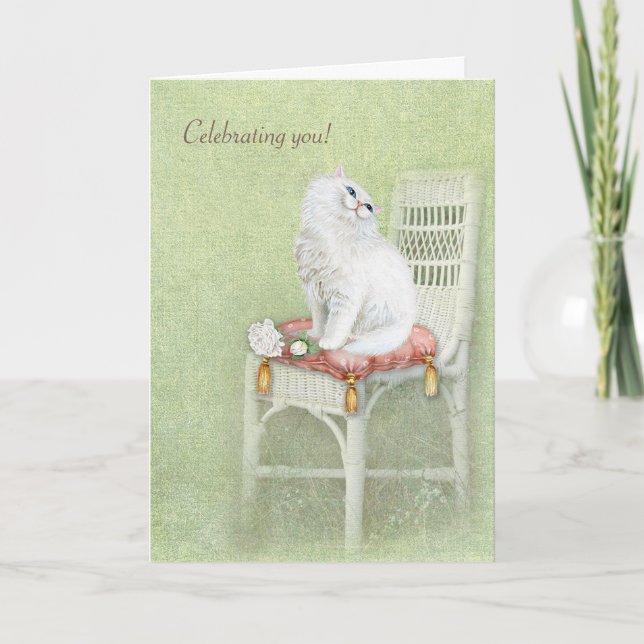Tarjeta gato y rosas blancos del cumpleaños en la almohada (Anverso)