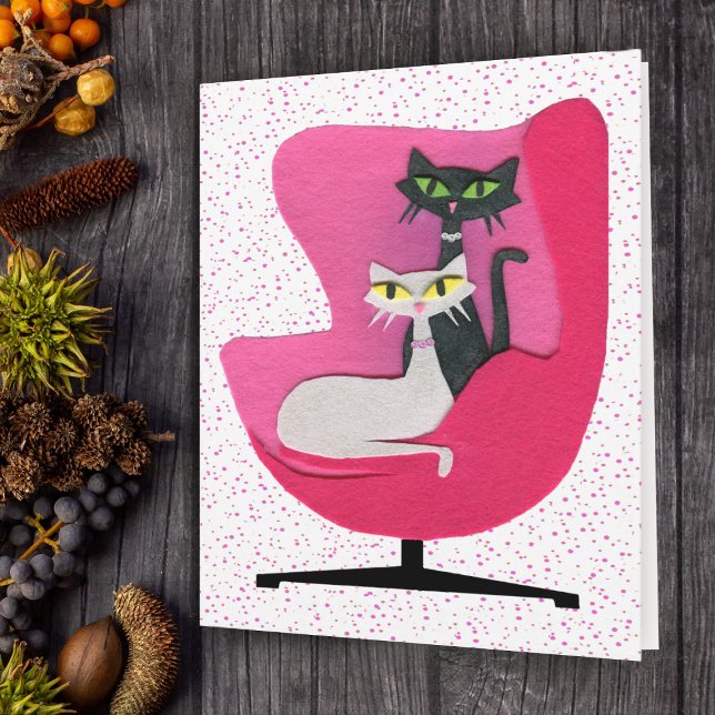 Tarjeta Gatos blancos y negros con silla rosada con puntos (Mid century black white cats in pink chair on polka dots on note card.)