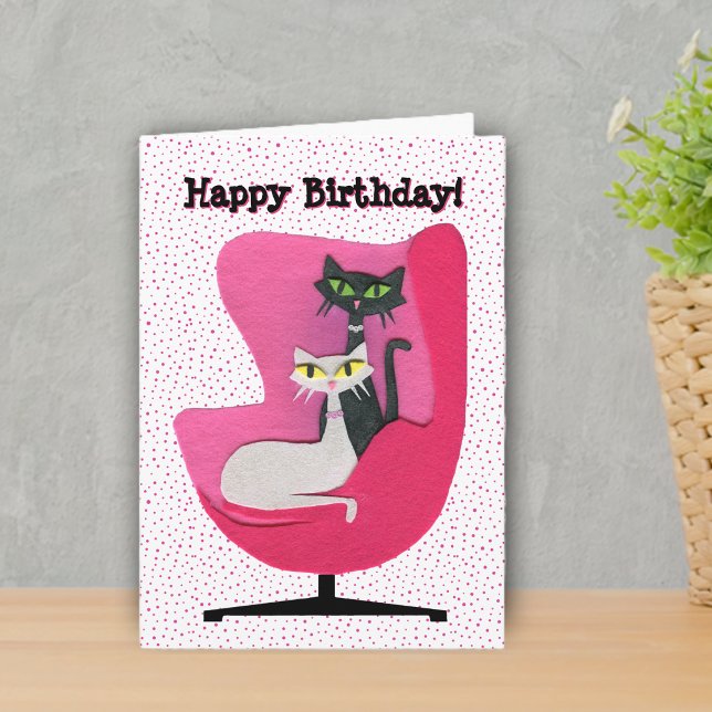 Tarjeta Gatos de Feliz Cumpleaños de Mitad de Siglo en Sil (Mid century style pretty cats in vintage pink chair on white with pink polka dot Brithday card.)