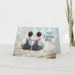 Tarjeta Gemelos gemelos gemelos dan a los niños en un tema