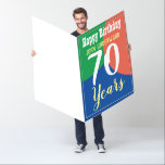 Tarjeta Giant Happy 70th Birthday Card<br><div class="desc">Celebrar un cumpleaños con una tarjeta gigante personalizada que muestre el nombre del destinatario,  y el número de años. Añade también tu propio mensaje personal. 70 años.</div>