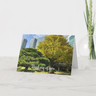 Tarjeta Ginkgo amarillo dorado y árbol de pino