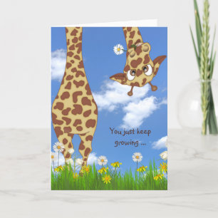 Tarjeta Giraffe de cumpleaños del niño en césped