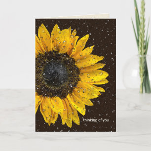 Tarjeta girasol amarillo con gotas de lluvia pensando en t