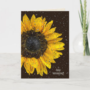 Tarjeta girasol amarillo con gotitas de agua en vidrio