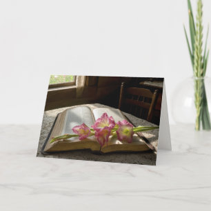 Tarjeta Gladiolos rosados de simpatía sobre una Santa Bibl