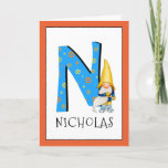 Tarjeta Gnome Kids Letter N Name and Age Birthday Grethday<br><div class="desc">Para cambiar el color del borde, haga clic en "personalizar". Cuando añades el nombre y la edad de un chica de cumpleaños o un niño a nuestra tarjeta monográfica gnome, estás creando un saludo de cumpleaños único, especialmente hecho para niños. Posar junto a la gran carta azul con estrellas y...</div>