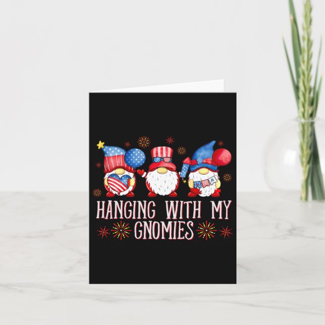 Tarjeta Gnomes Patrióticos Para El 4 De Julio Colgando Con (Anverso)