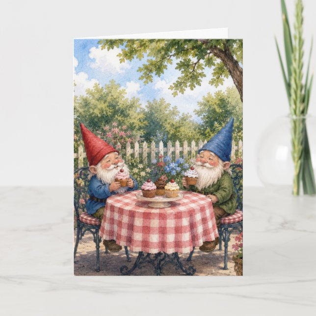 Tarjeta Gnomo de jardín de cumpleaños comiendo pastelitos (Anverso)