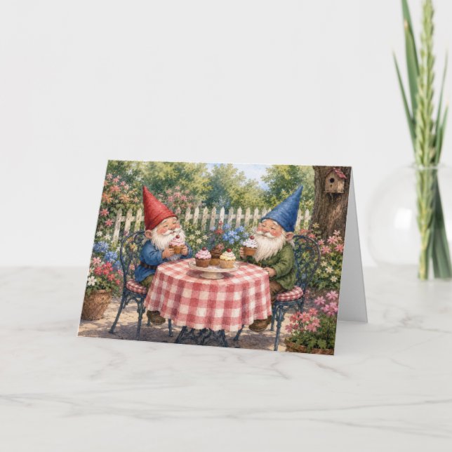 Tarjeta Gnomo de jardín de cumpleaños comiendo pastelitos (Anverso)