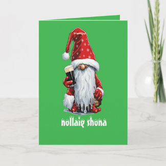 Tarjeta Gnomo festivo sosteniendo un vaso de Irish Dry Sto