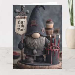 Tarjeta Gnomo gótico de Halloween con letrero de Nacido en