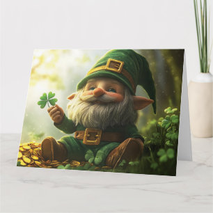 Tarjeta Gnomo lindo duende con tréboles y tréboles de cuat