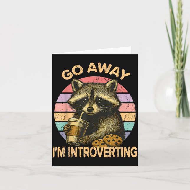 Tarjeta Go Away I'm Introverting Funny Raccoon Sarcastic  (Anverso)