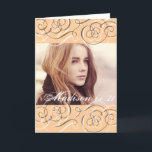 Tarjeta Golden Glow Swirls 21st Birthday Fiesta Photo<br><div class="desc">Añada una foto de la chica de cumpleaños o de la chica de cumpleaños con sus amigos a esta tarjeta de remolinos elegante y de brillo dorado fácil de usar.</div>