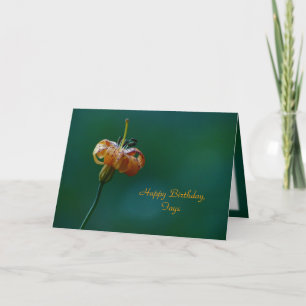 Tarjeta Golden Lily Feliz cumpleaños nombre floral saludo