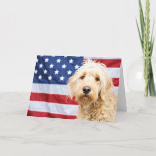 Tarjeta Goldendoodle con bandera estadounidense