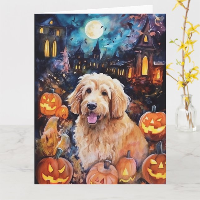 Tarjeta Goldendoodle de Halloween con calabazas Espeluznan (flor amarilla)