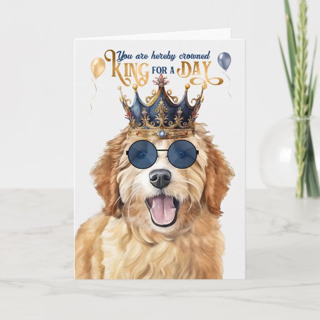 Tarjeta Goldendoodle Dog King por un día divertido cumplea (Anverso)