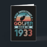 Tarjeta Golfer nació en 1933 y su padre fue el regalo de c<br><div class="desc">Nunca subestimes a un Golfer nacido en 1933. Regalo de cumpleaños 90 ideal para un jugador de golf de 90 años y aficionado al golf que adora los deportes. Presencia retro para hombres,  mujeres,  tu padre en el Día del Padre.</div>