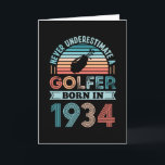Tarjeta Golfer nació en 1934 y su padre fue el regalo de c<br><div class="desc">Nunca subestimes a un Golfer nacido en 1934. Regalo de cumpleaños 90 ideal para un jugador de golf de 90 años y aficionado al golf que adora los deportes. Presencia retro para hombres,  mujeres,  tu padre en el Día del Padre.</div>