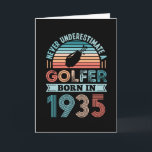 Tarjeta Golfer nació en 1935 y su padre fue el regalo de c<br><div class="desc">Nunca subestimes a un Golfer nacido en 1935. Regalo de cumpleaños 90 ideal para un jugador de golf de 90 años y aficionado al golf que adora los deportes. Presencia retro para hombres,  mujeres,  tu padre en el Día del Padre.</div>